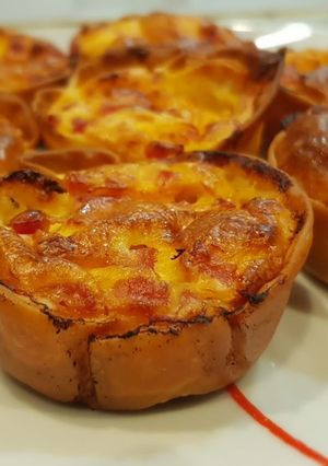 Una foto de Miniquiches de bacon y queso con obleas