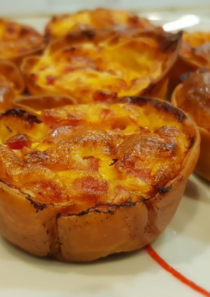 Una foto de Miniquiches de bacon y queso con obleas