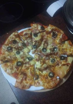 Foto principal de Pizza doble jamón, aceitunas negras, cebolla frita y tomate seco