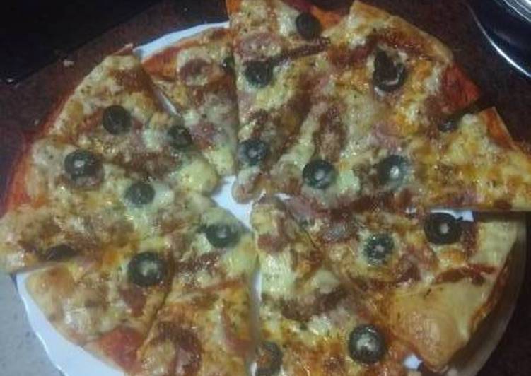 Pizza doble jamón, aceitunas negras, cebolla frita y tomate seco