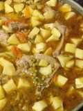 Chuletas de cerdo y papas en el disco
