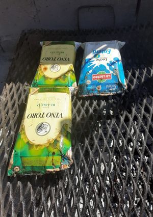 Una foto de 🥩Carne cocinada de en cajas de 🍷 y 🥛