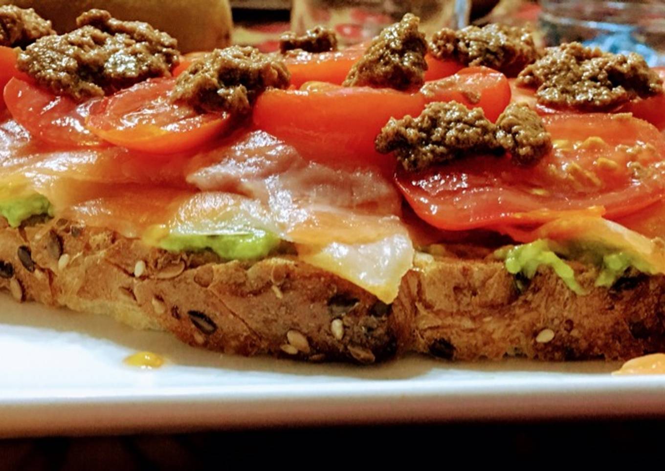 Tostada de aguacate y salmón