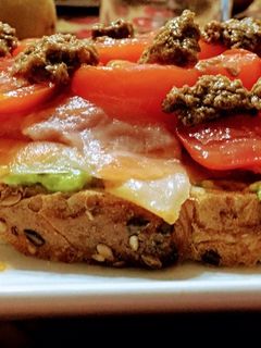 Una foto de Tostada de aguacate y salmón