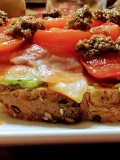 Foto principal de Tostada de aguacate y salmón