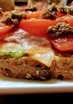 Una foto de Tostada de aguacate y salmón