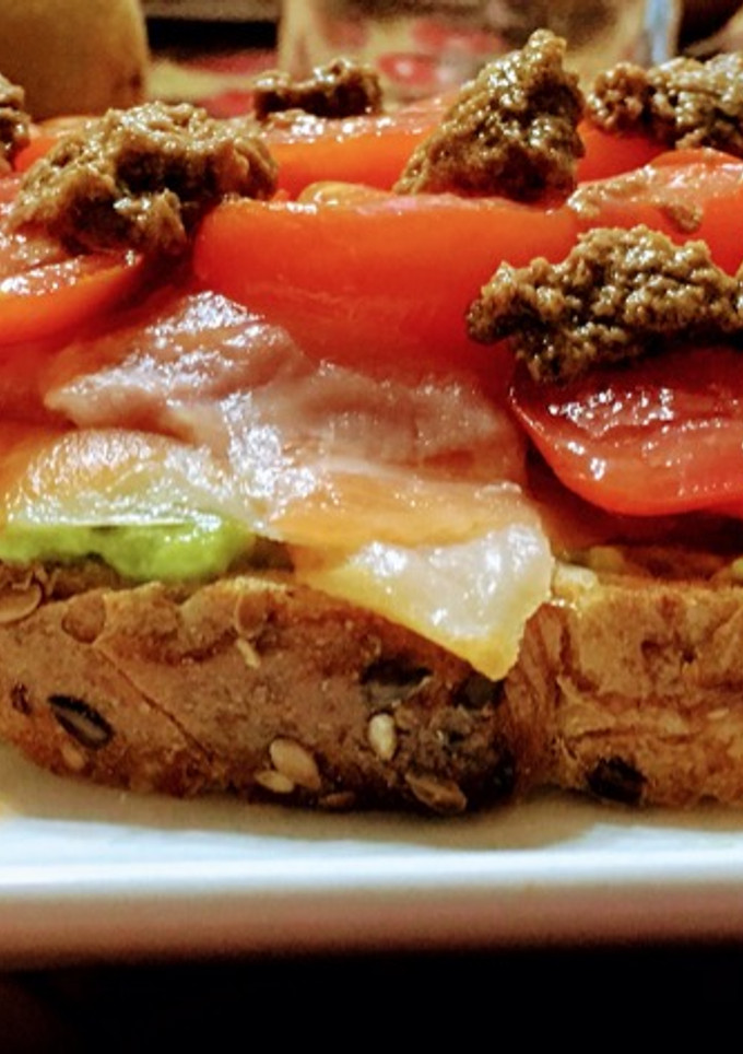 Una foto de Tostada de aguacate y salmón