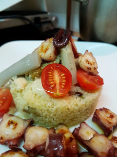 Una foto de Ensalada de cous cous con pulpo