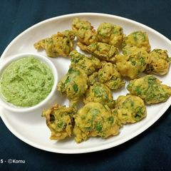 A picture of Palak pakoda or Spinach fritters or pakoda.