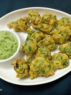 A picture of Palak pakoda or Spinach fritters or pakoda.