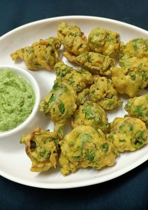A picture of Palak pakoda or Spinach fritters or pakoda.