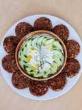 Croquetas de alubias blancas con salsa de yogur y pepino (Tzatziki)