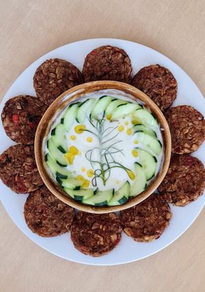 Una foto de Croquetas de alubias blancas con salsa de yogur y pepino (Tzatziki)