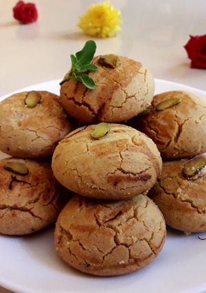 સેફ્રોન પીસ્તા કુકીઝ (Saffron Pista Cookies recipe in gujarati) રેસીપી મુખ્ય ફોટો