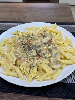 Una foto de Pasta con bechamel y champiñones