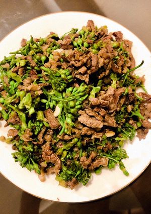 Hình của món Bò xào hoa thiên lý.