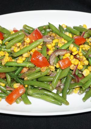 Una foto de Ensalada de porotos verdes con choclo y tomates