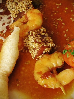 Una foto de Brocheta de atún rojo y langostinos