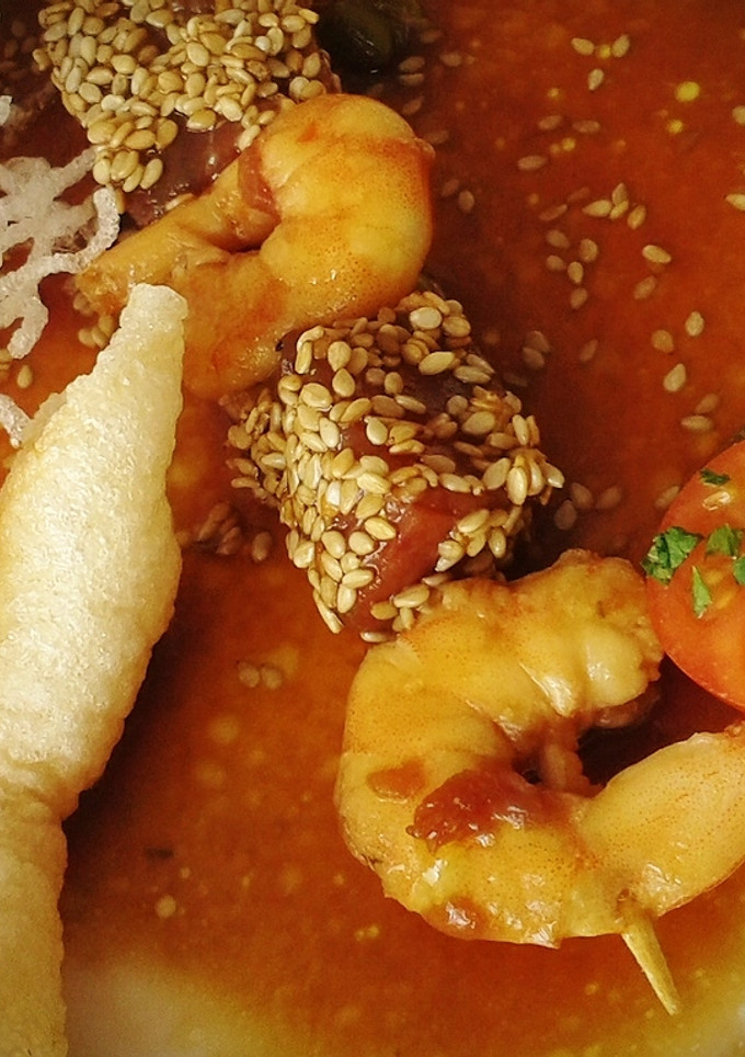 Una foto de Brocheta de atún rojo y langostinos
