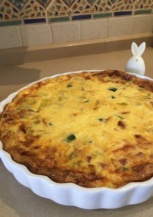 Una foto de Quiche de puerros y calabacín