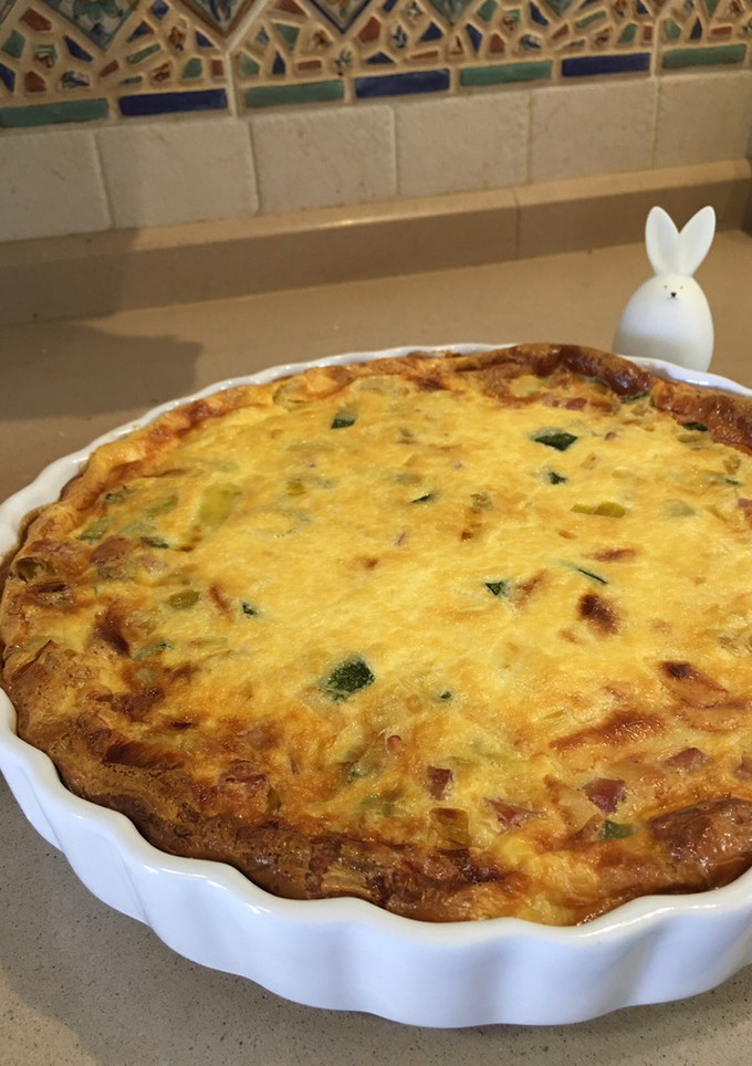 Una foto de Quiche de puerros y calabacín