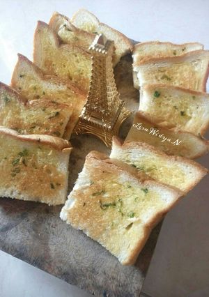Foto resep Garlic bread roti tawar simple 😎 (roti bakar bawang)