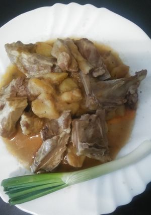 O poză a rețetei Tocăniță de miel cu cartofi noi la ceaun și salată de legume.