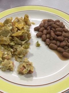 Una foto de Huevos a la mexicana con tortilla