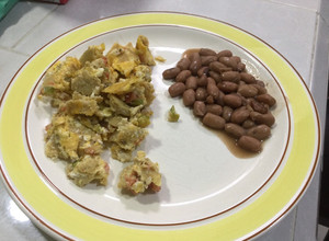 Una foto de Huevos a la mexicana con tortilla