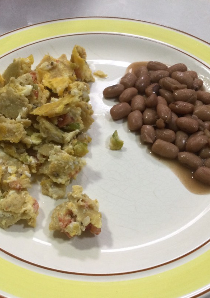 Una foto de Huevos a la mexicana con tortilla