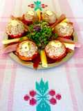Tomate relleno y hojas glaceadas