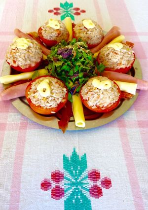 Una foto de Tomate relleno y hojas glaceadas