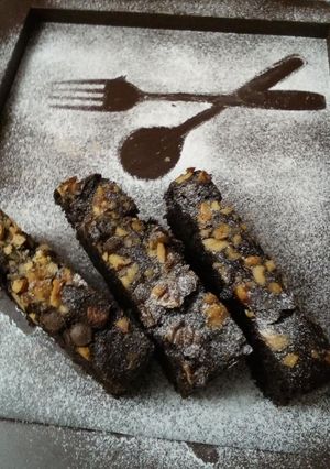 चॉकलेट वॉलनट ब्राउनी (Chocolate walnut brownie recipe in hindi) रेसिपी मुख्य फोटो