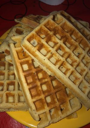 Una foto de Wafles con pasas y banana😋