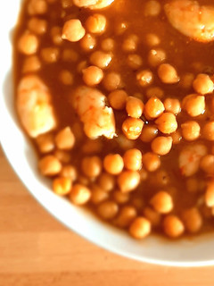 Una foto de Garbanzos con langostinos en olla gm