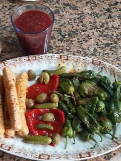 Una foto de Longanizas vegetales con guarnición
