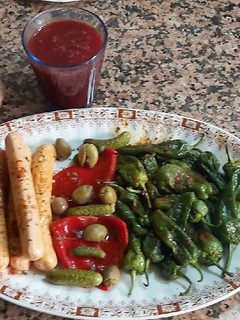 Una foto de Longanizas vegetales con guarnición