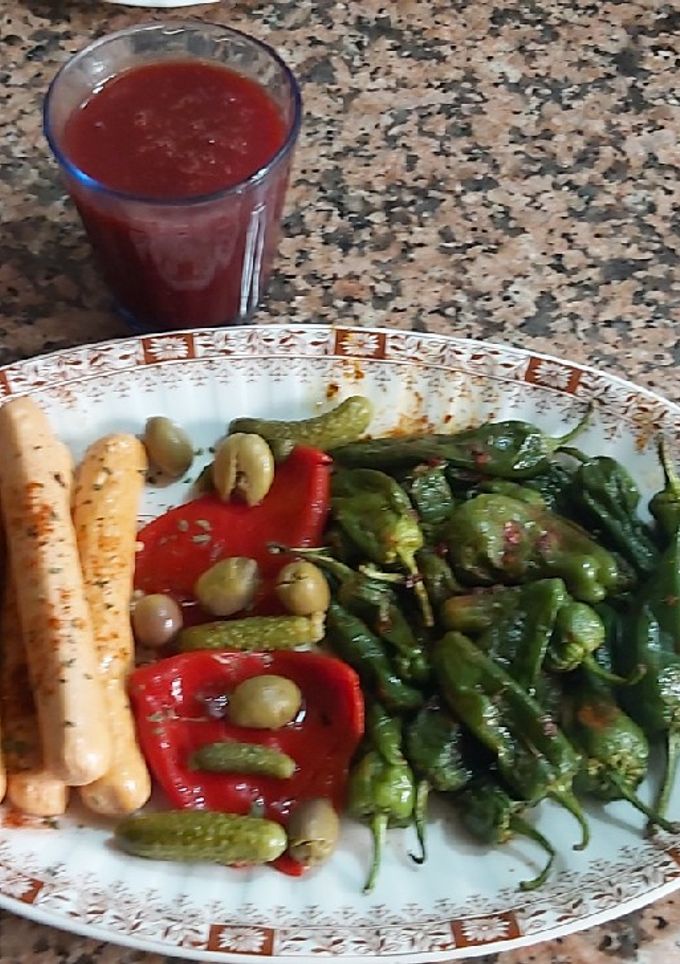 Una foto de Longanizas vegetales con guarnición
