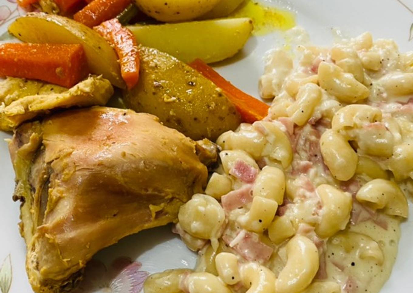 Pollo al vapor con verduras al vapor y pasta