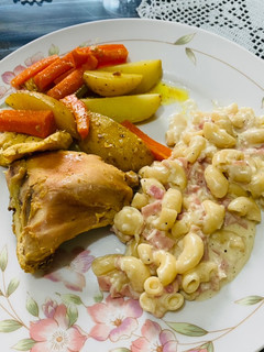 Una foto de Pollo al vapor con verduras al vapor y pasta