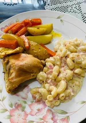 Una foto de Pollo al vapor con verduras al vapor y pasta