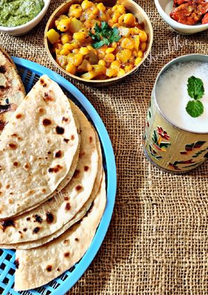 રોટી (Roti Recipe In Gujarati) રેસીપી મુખ્ય ફોટો