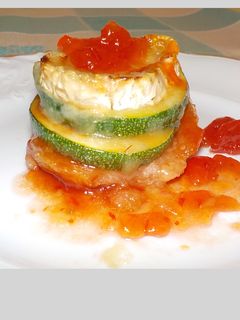 Una foto de Montadito de calabacín, mermelada de tomate y queso de cabra