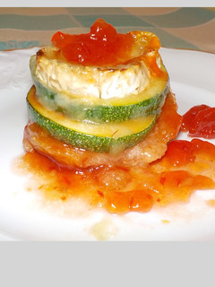Una foto de Montadito de calabacín, mermelada de tomate y queso de cabra