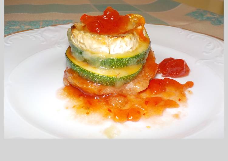 Montadito de calabacín, mermelada de tomate y queso de cabra