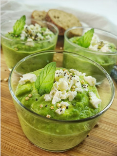 Foto principal de Crema fría de guisantes, queso feta y yerbabuena