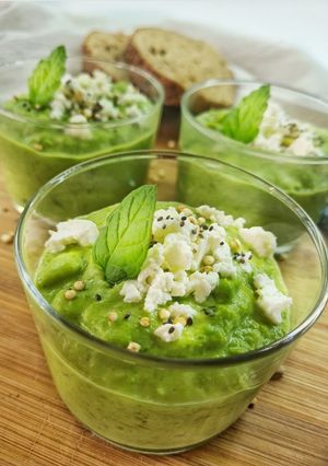 Una foto de Crema fría de guisantes, queso feta y yerbabuena