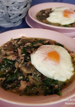 Foto de Cogumelos estufados com bacon, espinafres e ovo escalfado - Bimby