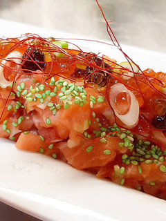Una foto de Tartar de salmón con tomate, cebolla, kimchee de fresas y soja🔥