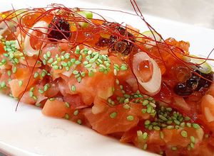 Foto principal de Tartar de salmón con tomate, cebolla, kimchee de fresas y soja🔥
